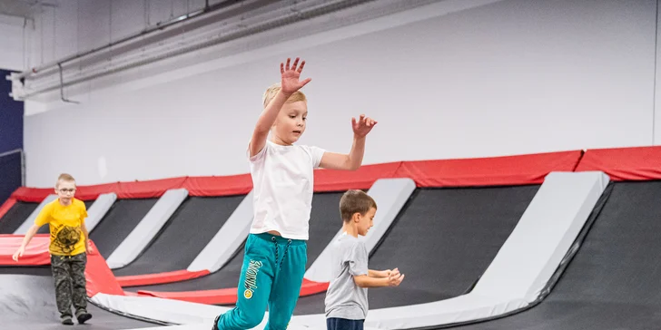 Hodina v Jump Academy Brno: trampolíny, ninja dráha, parkour zóna, obří bazén s houbičkami a 9D kino
