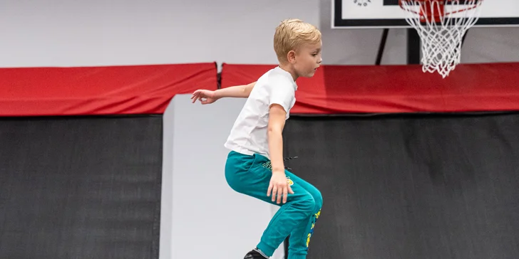 Hodina v Jump Academy Brno: trampolíny, ninja dráha, parkour zóna, obří bazén s houbičkami a 9D kino