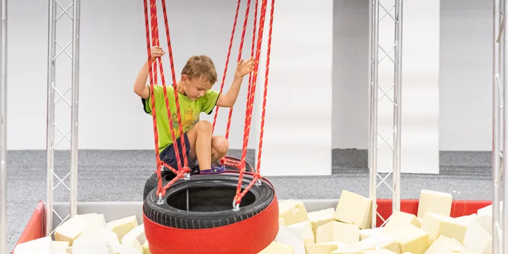 Hodina v Jump Academy Brno: trampolíny, ninja dráha, parkour zóna, obří bazén s houbičkami a 9D kino