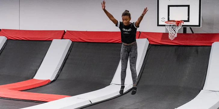Hodina v Jump Academy Brno: trampolíny, ninja dráha, parkour zóna, obří bazén s houbičkami a 9D kino