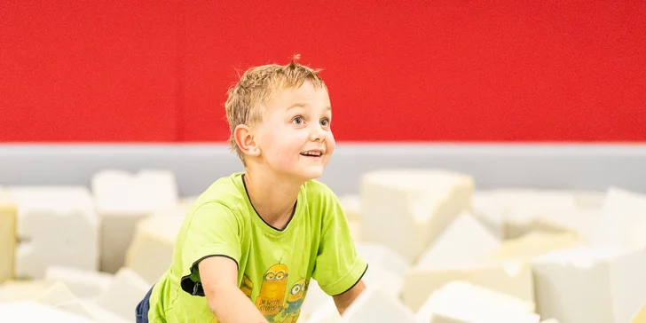 Hodina v Jump Academy Brno: trampolíny, ninja dráha, parkour zóna, obří bazén s houbičkami a 9D kino