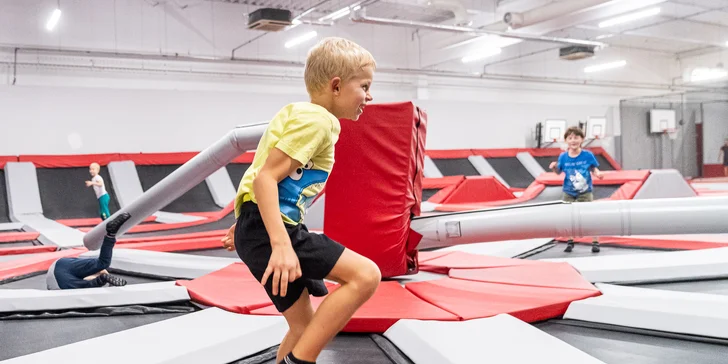 Hodina v Jump Academy Brno: trampolíny, ninja dráha, parkour zóna, obří bazén s houbičkami a 9D kino
