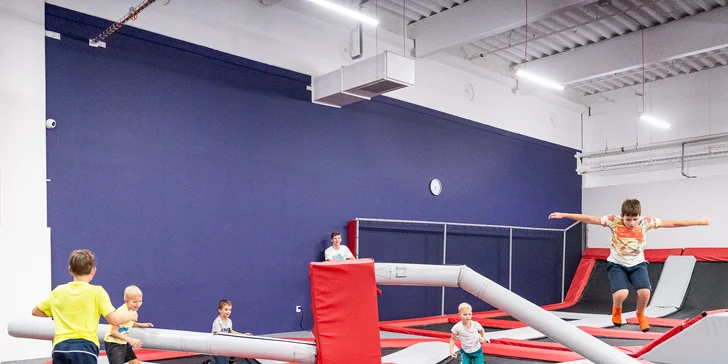 Hodina v Jump Academy Brno: trampolíny, ninja dráha, parkour zóna, obří bazén s houbičkami a 9D kino