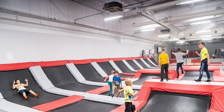 Hodina v Jump Academy Brno: trampolíny, ninja dráha, parkour zóna, obří bazén s houbičkami a 9D kino