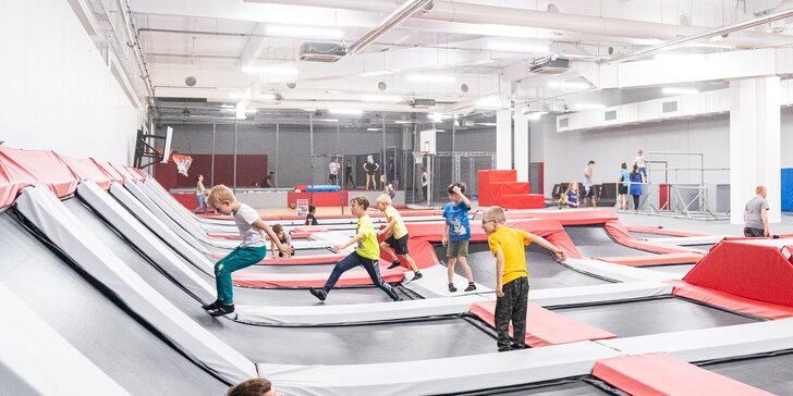 Hodina v Jump Academy Brno: trampolíny, ninja dráha, parkour zóna, obří bazén s houbičkami a 9D kino