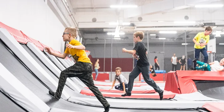 Hodina v Jump Academy Brno: trampolíny, ninja dráha, parkour zóna, obří bazén s houbičkami a 9D kino