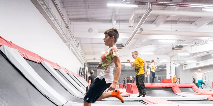 Hodina v Jump Academy Brno: trampolíny, ninja dráha, parkour zóna, obří bazén s houbičkami a 9D kino