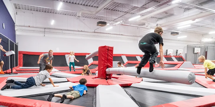 Hodina v Jump Academy Brno: trampolíny, ninja dráha, parkour zóna, obří bazén s houbičkami a 9D kino