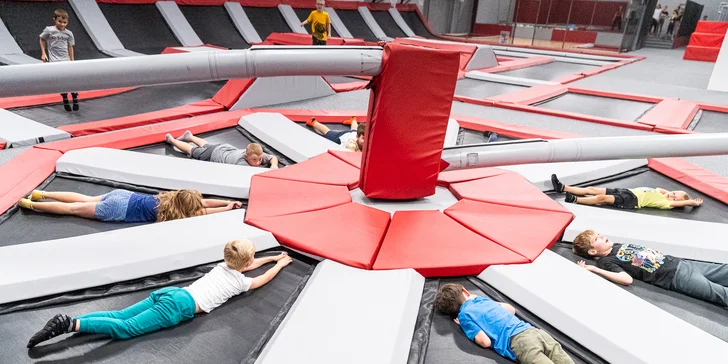 Hodina v Jump Academy Brno: trampolíny, ninja dráha, parkour zóna, obří bazén s houbičkami a 9D kino