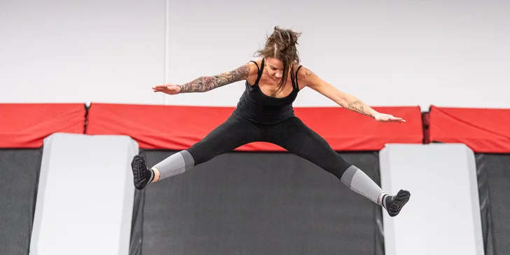 Hodina v Jump Academy Brno: trampolíny, ninja dráha, parkour zóna, obří bazén s houbičkami a 9D kino
