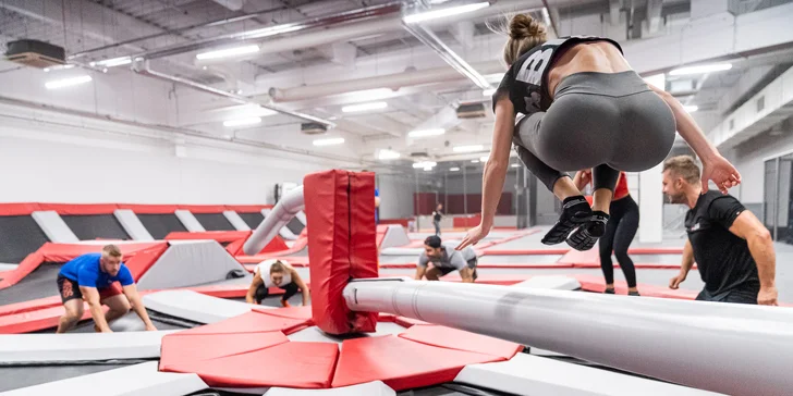 Hodina v Jump Academy Brno: trampolíny, ninja dráha, parkour zóna, obří bazén s houbičkami a 9D kino