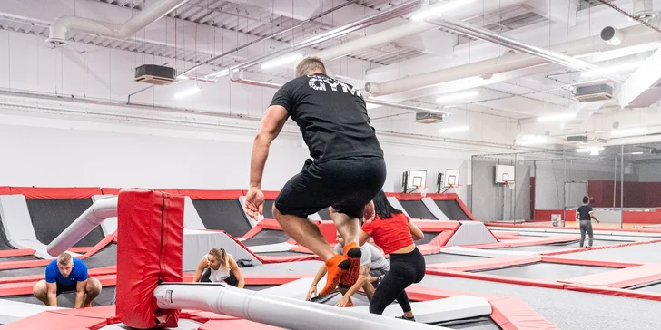 Hodina v Jump Academy Brno: trampolíny, ninja dráha, parkour zóna, obří bazén s houbičkami a 9D kino