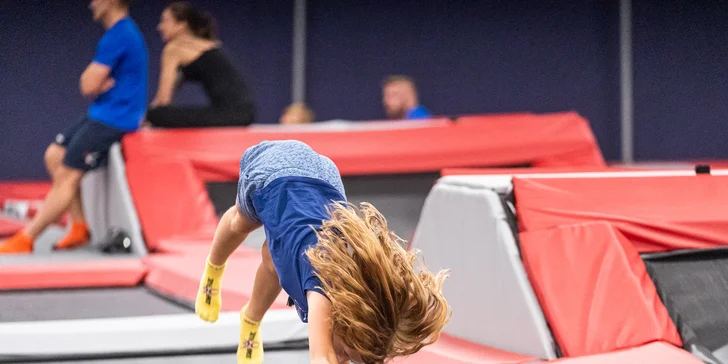 Hodina v Jump Academy Brno: trampolíny, ninja dráha, parkour zóna, obří bazén s houbičkami a 9D kino
