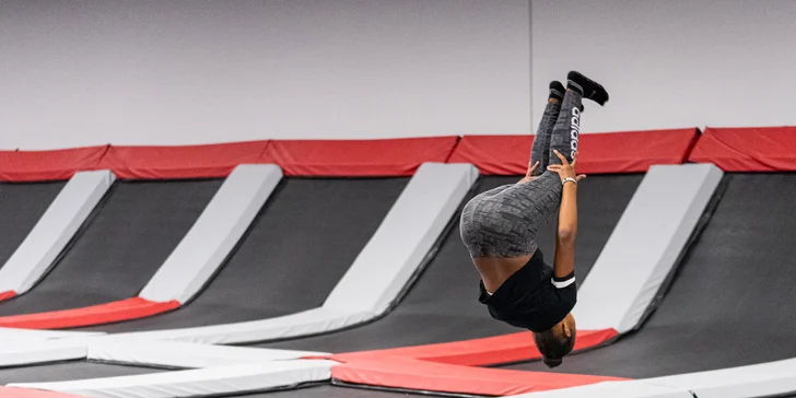 Hodina v Jump Academy Brno: trampolíny, ninja dráha, parkour zóna, obří bazén s houbičkami a 9D kino