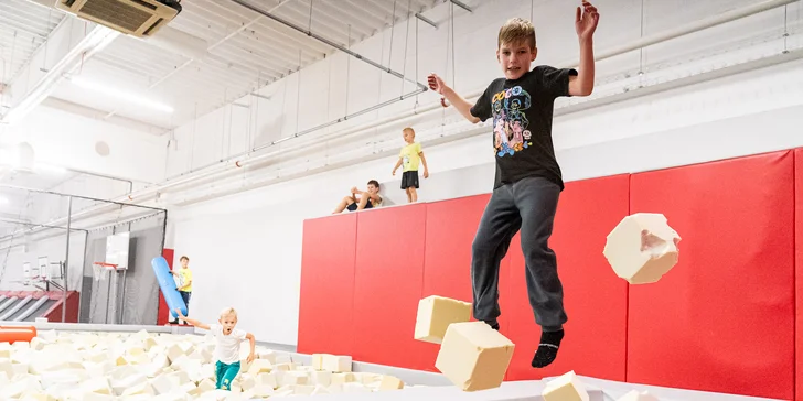 Hodina v Jump Academy Brno: trampolíny, ninja dráha, parkour zóna, obří bazén s houbičkami a 9D kino