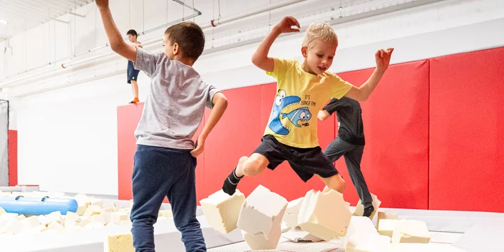 Hodina v Jump Academy Brno: trampolíny, ninja dráha, parkour zóna, obří bazén s houbičkami a 9D kino