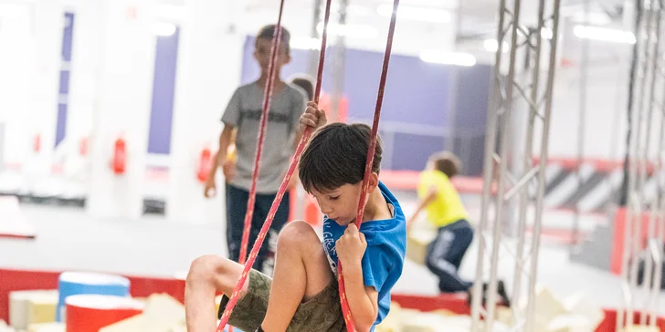 Hodina v Jump Academy Brno: trampolíny, ninja dráha, parkour zóna, obří bazén s houbičkami a 9D kino