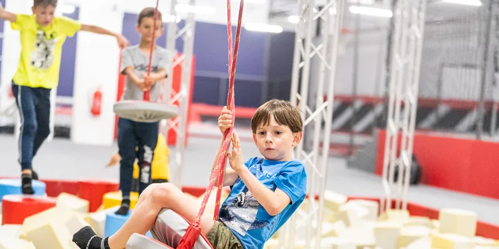 Hodina v Jump Academy Brno: trampolíny, ninja dráha, parkour zóna, obří bazén s houbičkami a 9D kino