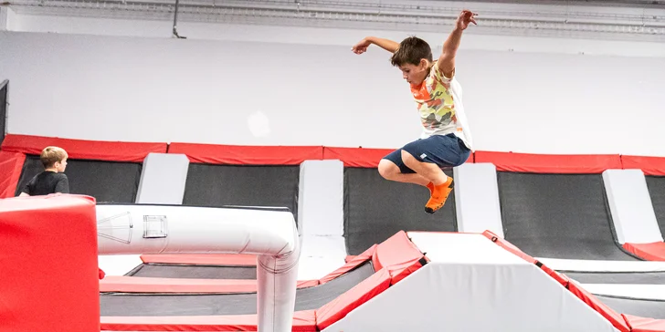 Hodina v Jump Academy Brno: trampolíny, ninja dráha, parkour zóna, obří bazén s houbičkami a 9D kino