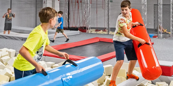 Hodina v Jump Academy Brno: trampolíny, ninja dráha, parkour zóna, obří bazén s houbičkami a 9D kino