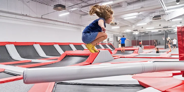 Hodina v Jump Academy Brno: trampolíny, ninja dráha, parkour zóna, obří bazén s houbičkami a 9D kino