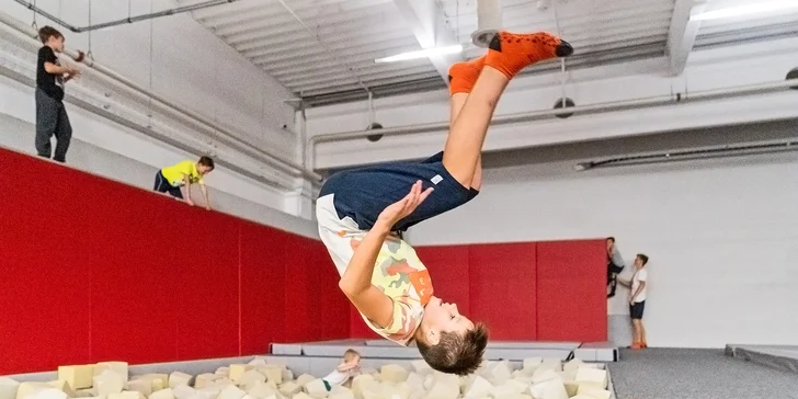 Hodina v Jump Academy Brno: trampolíny, ninja dráha, parkour zóna, obří bazén s houbičkami a 9D kino