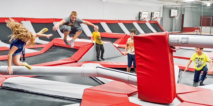 Hodina v Jump Academy Brno: trampolíny, ninja dráha, parkour zóna, obří bazén s houbičkami a 9D kino