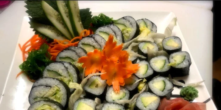 Pochutnejte si na sushi: 20, 24 nebo 60 rolek s lososem, krabem i vege