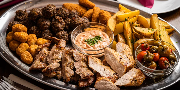 Ohnivý talíř pro 4 až 6 osob: masové koule, plněné chilli papričky i nugetky