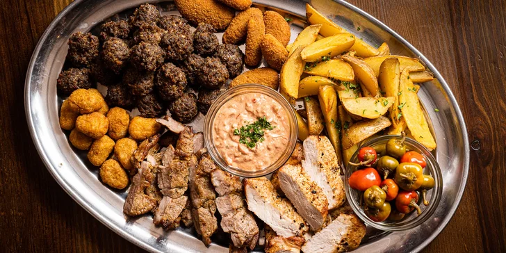 Ohnivý talíř pro 4 až 6 osob: masové koule, plněné chilli papričky i nugetky