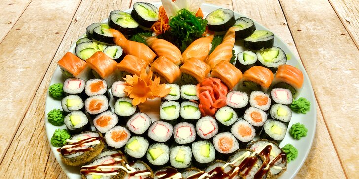 Zajděte na sushi sety: 24 nebo 60 rolek s lososem, krabem i vege