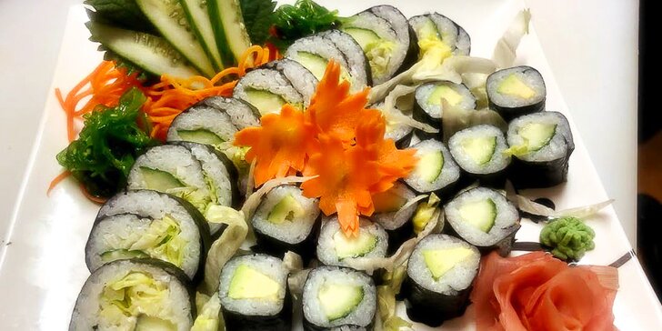 Pochutnejte si na sushi: 24 nebo 60 rolek s lososem, krabem i vege