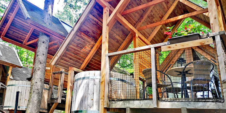 Luxusní glamping se snídaní u Bledu: dřevěný domek v lese až pro 4 os., vlastní horká káď na terase, sauna i masáž