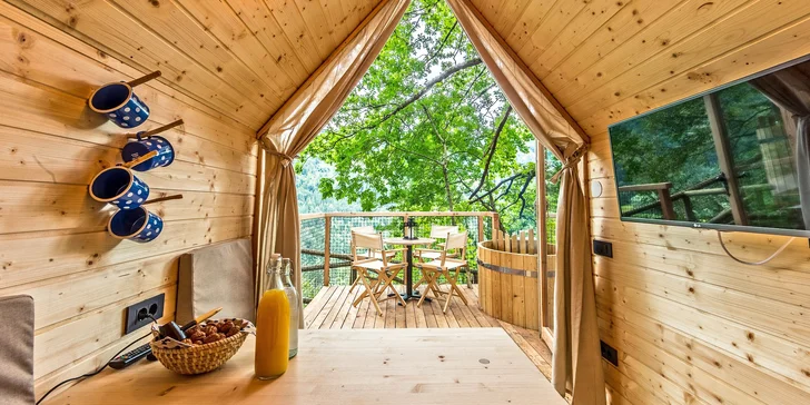 Luxusní glamping se snídaní u Bledu: dřevěný domek v lese až pro 4 os., vlastní horká káď na terase, sauna i masáž