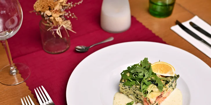 3chodové menu pro dva: kotleta, losos, kachní stehno či lasagne a báječný výhled na Karlův most