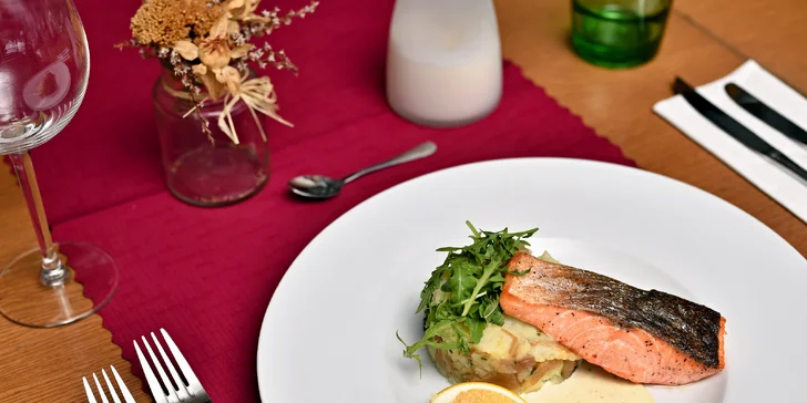 3chodové menu pro dva: kotleta, losos, kachní stehno či lasagne a báječný výhled na Karlův most