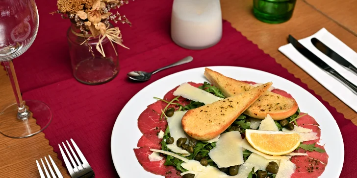 3chodové menu pro dva: kotleta, losos, kachní stehno či lasagne a báječný výhled na Karlův most