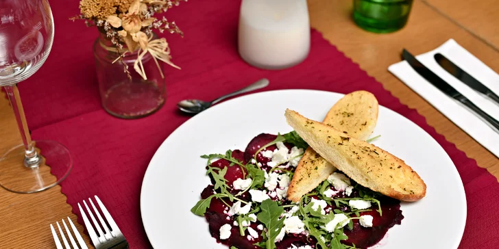 3chodové menu pro dva: kotleta, losos, kachní stehno či lasagne a báječný výhled na Karlův most