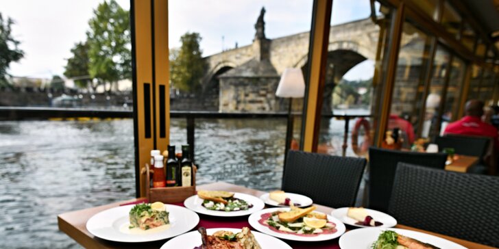 3chodové menu pro dva: kotleta, losos či kachní stehno a báječný výhled na Karlův most