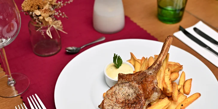 3chodové menu pro dva: kotleta, losos, kachní stehno či lasagne a báječný výhled na Karlův most