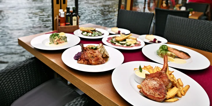 3chodové menu pro dva: kotleta, losos, kachní stehno či lasagne a báječný výhled na Karlův most