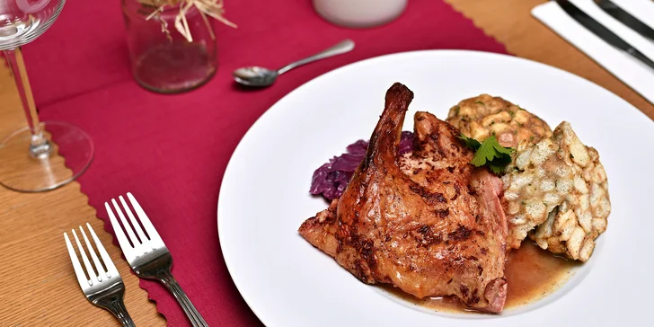 3chodové menu pro dva: kotleta, losos, kachní stehno či lasagne a báječný výhled na Karlův most