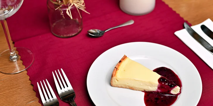 3chodové menu pro dva: kotleta, losos, kachní stehno či lasagne a báječný výhled na Karlův most