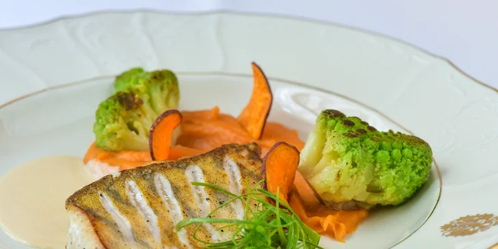 5* degustační menu pro dva v Grandhotelu Bohemia: grilovaná šunka, jarní kuřátko i flambovaná palačinka