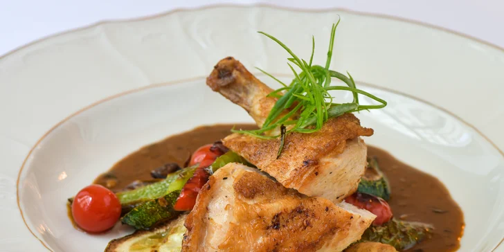 5* degustační menu pro dva v Grandhotelu Bohemia: grilovaná šunka, jarní kuřátko i flambovaná palačinka
