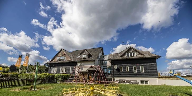 Vyhlášený turistický cíl pod Hostýnem: pobyt v hotelu se stravou, bazény i bowlingem či squashem