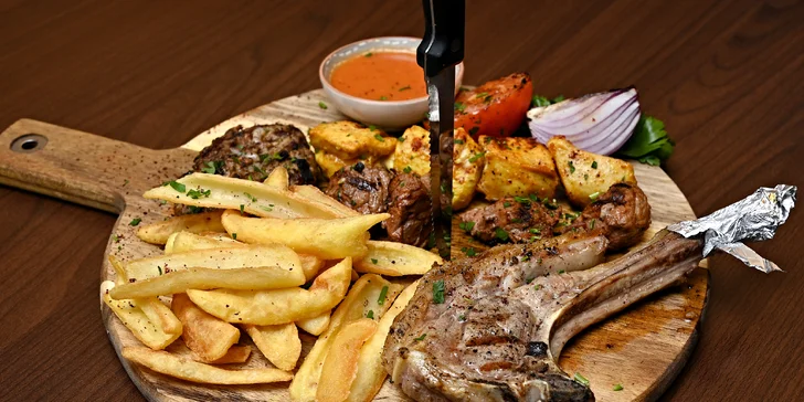 Arabský mix gril pro jednoho i partu: jehněčí, kuřecí i hovězí maso a zelenina