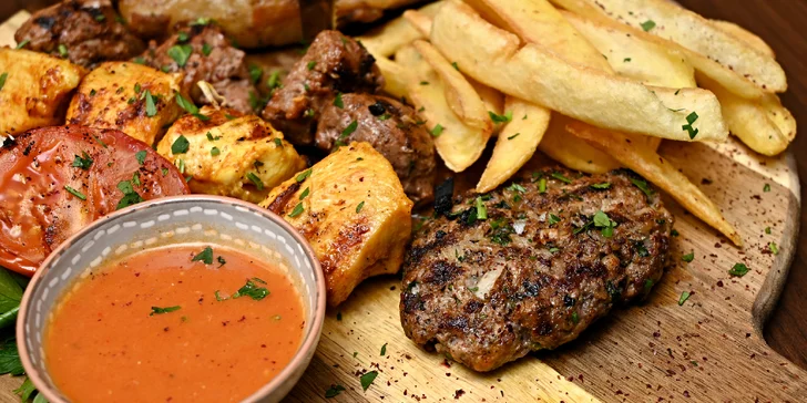 Arabský mix gril pro jednoho i partu: jehněčí, kuřecí i hovězí maso a zelenina