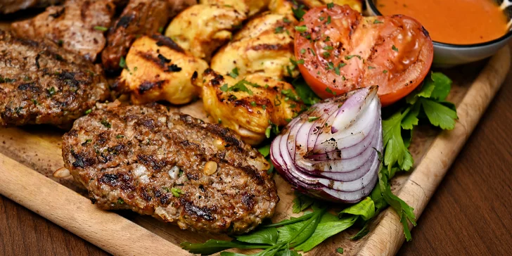Arabský mix gril pro jednoho i partu: jehněčí, kuřecí i hovězí maso a zelenina