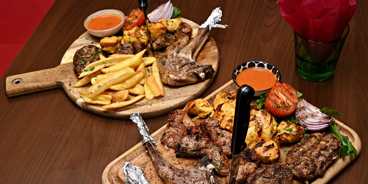 Arabský mix gril pro jednoho i partu: jehněčí, kuřecí i hovězí maso a zelenina